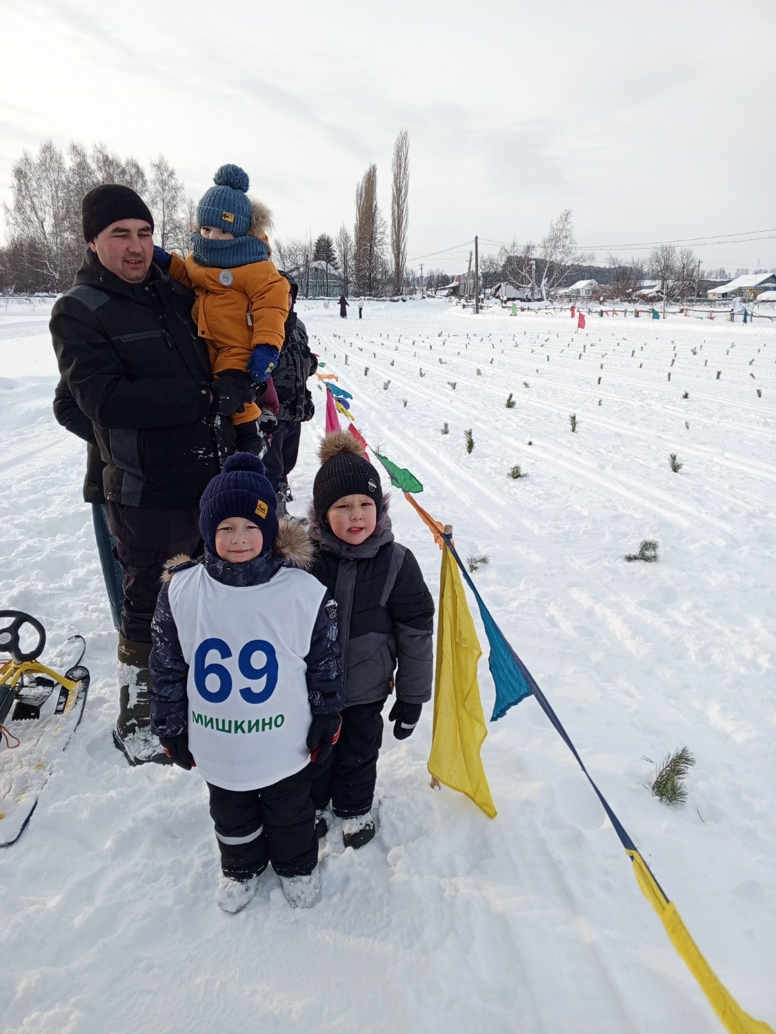 Таҥасымаш деч нигӧ ӧрдыжеш кодын огыл. Кульчубай ялын старостаже Константин Шамиев да изи спортсменже-влак.