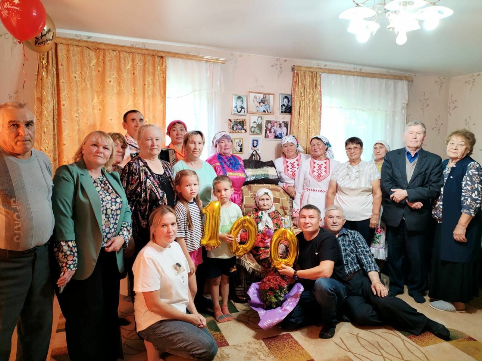 100 ияш лӱмгечыжым юбиляр ешыже, родо-шочшыжо, саламлаш мийыше уна-влак коклаште пайремлен. Авторын колтымо фото-влак.