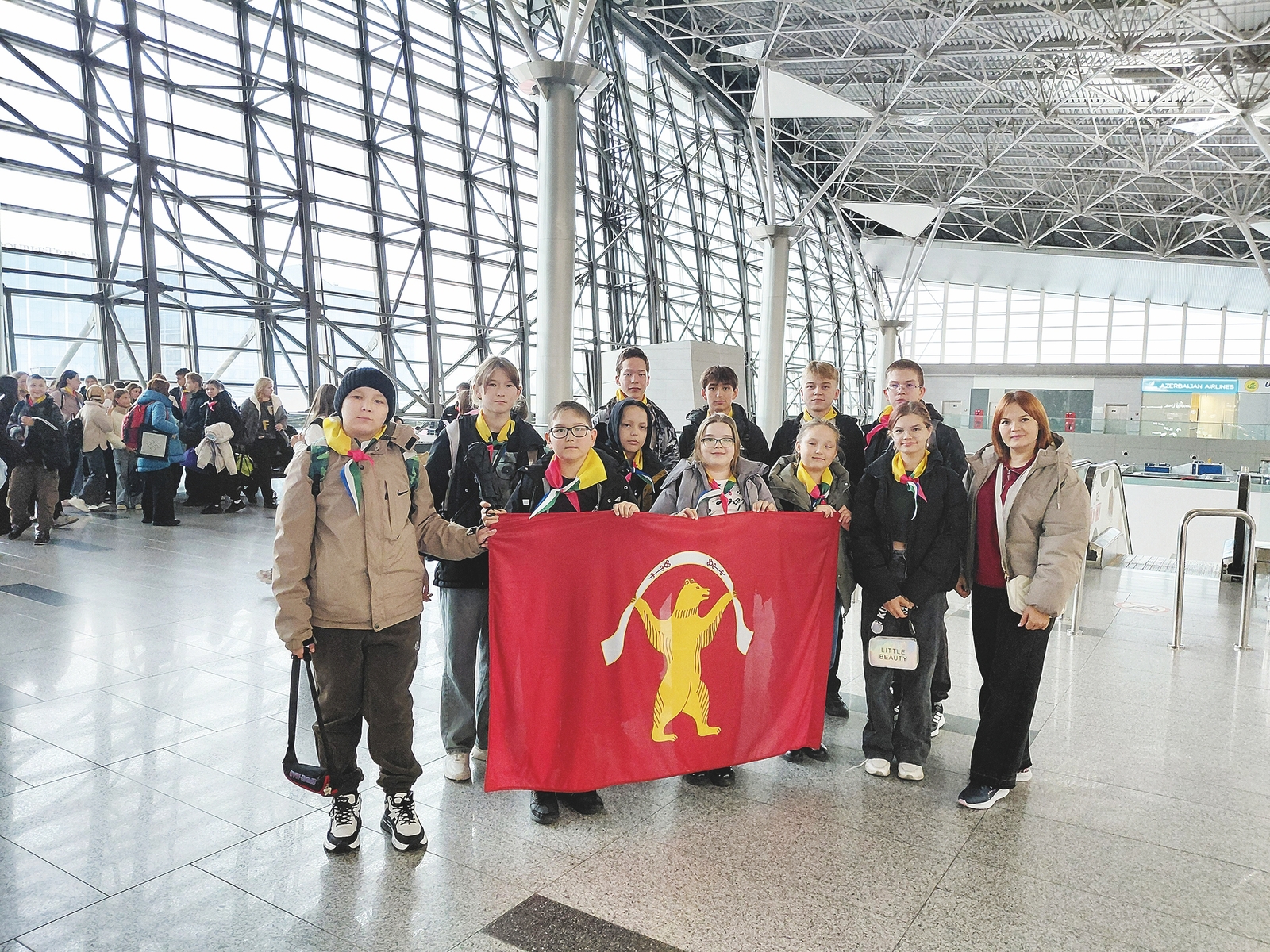 Пӱнчер школын тунемшыже-влак да В.Г. Янгуатова (пурла гыч икымше). Авторын колтымо фото.