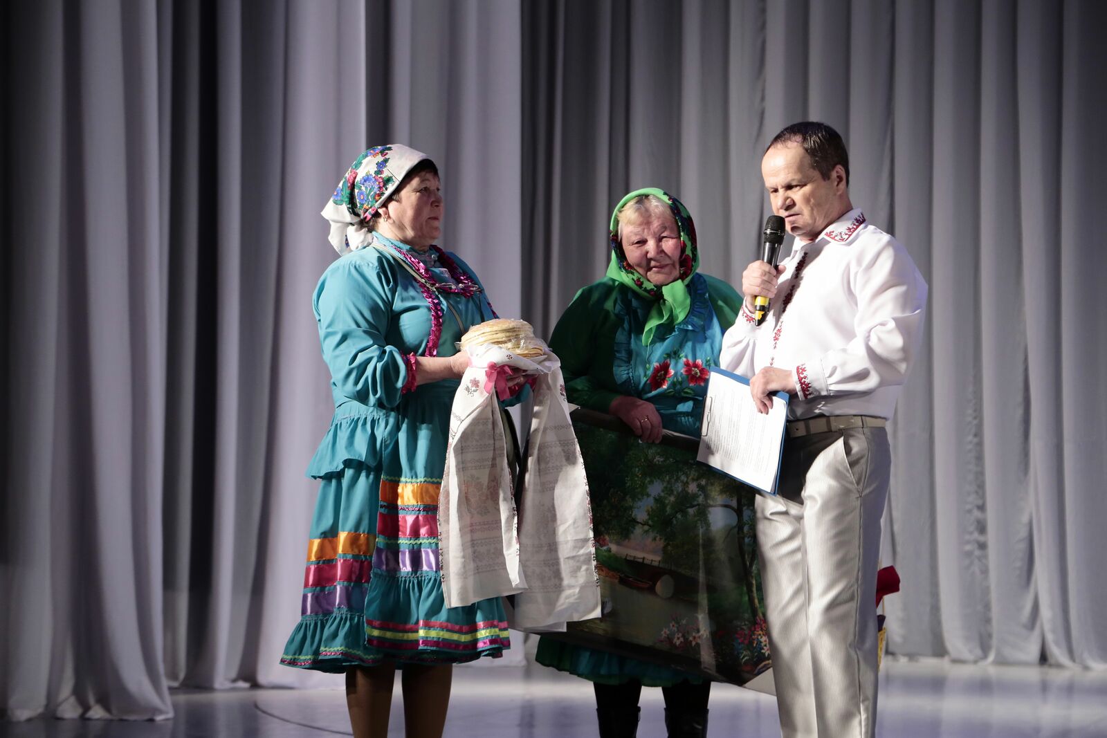 Т. Ирбулатова (шолаште) «Чолманын» 30 ияш лӱмгече пайремыштыже. Редакцийын архивше гыч налме фото.