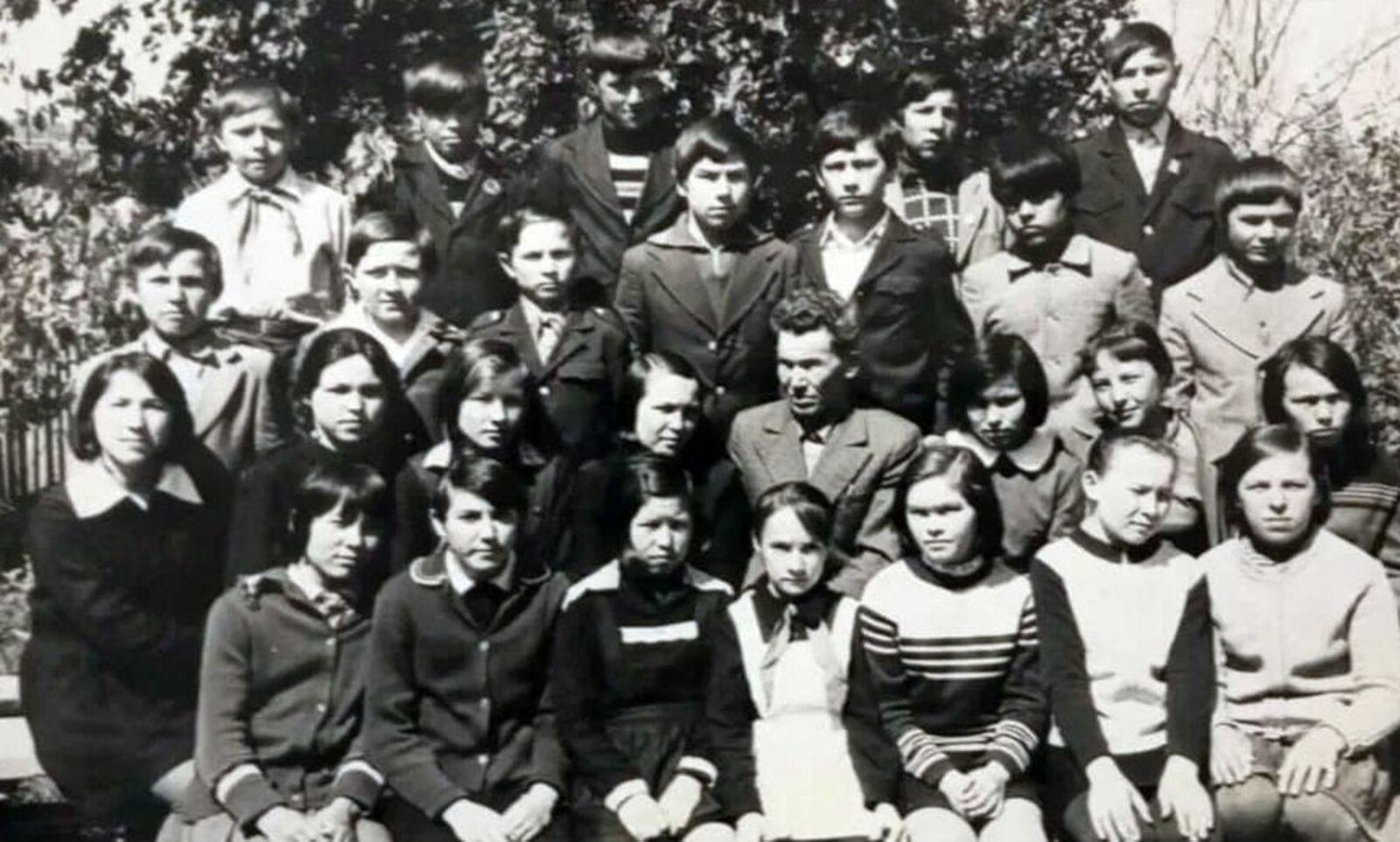 Е.П. Тойкиев 1965-ше ийыште шочшо тунемшыже-влак коклаште. М. Купцован колтымо фото.