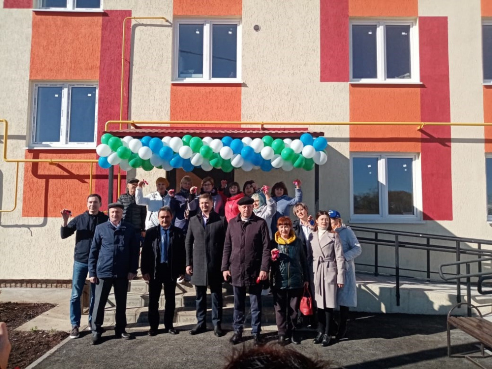 В селе Киргиз-Мияки переселенцам из аварийного жилья вручили ключи от новых квартир