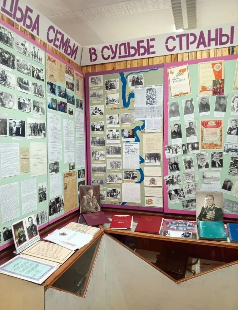 Школ музейыште Беловмытлан пӧлеклыме стенд.