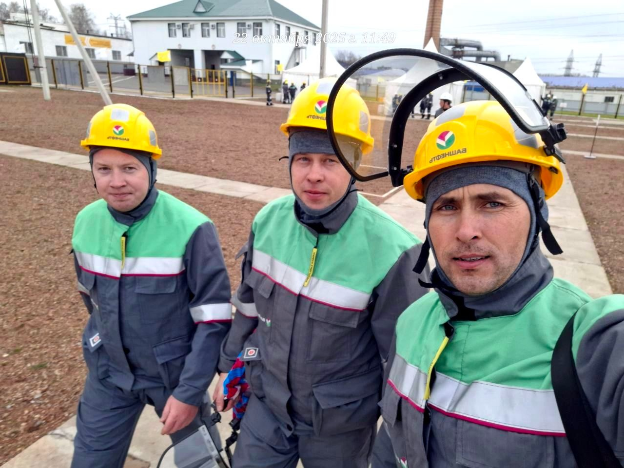 «Башнефть Добыча» ООО-н электрик-влакын командыже Уфаште конкурс годым. Шола гыч: И. Валиев, С. Рогожников, Л. Изибаев.