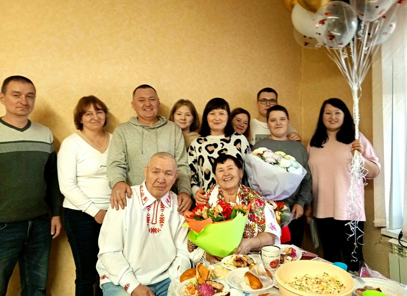 Роза ден Анатолий Михайловмыт икшыве да уныка-влак коклаште. Еш архив гыч налме фото.