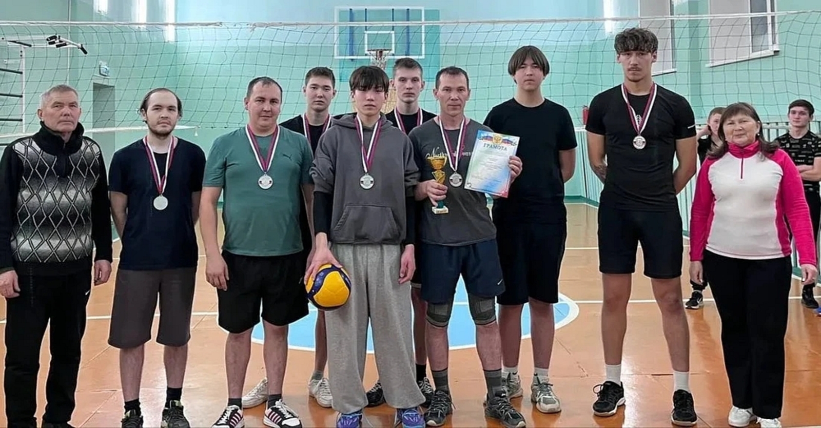 Чылан пырля возалтме фото волейбол турнирым мыланна кужу жап ушештараш тӱҥалеш. Авторын колтымо фото.