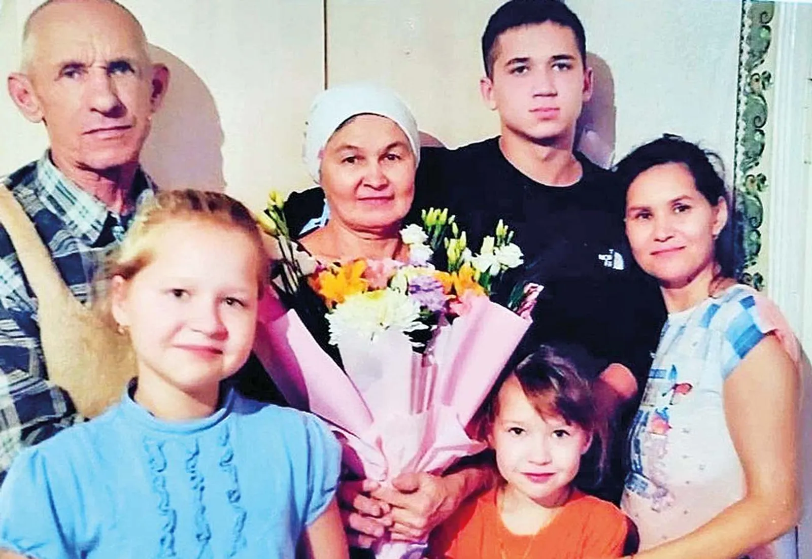 Мария Ишкулаева йӧратыме аваже, кочаже, коваже, изаже да шӱжарже дене пырля. Еш архив гыч налме фото.