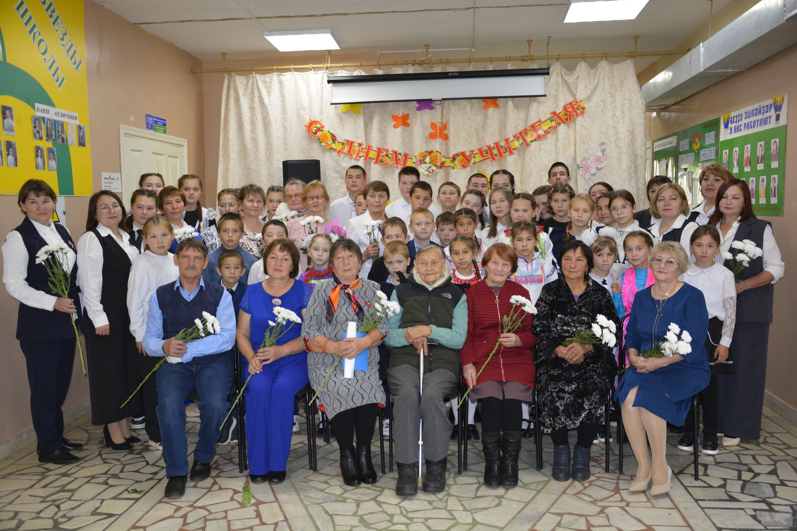 Павасола школышто. Туныктышо да тунемше-влакын ешышт. Авторын фотожо-влак.