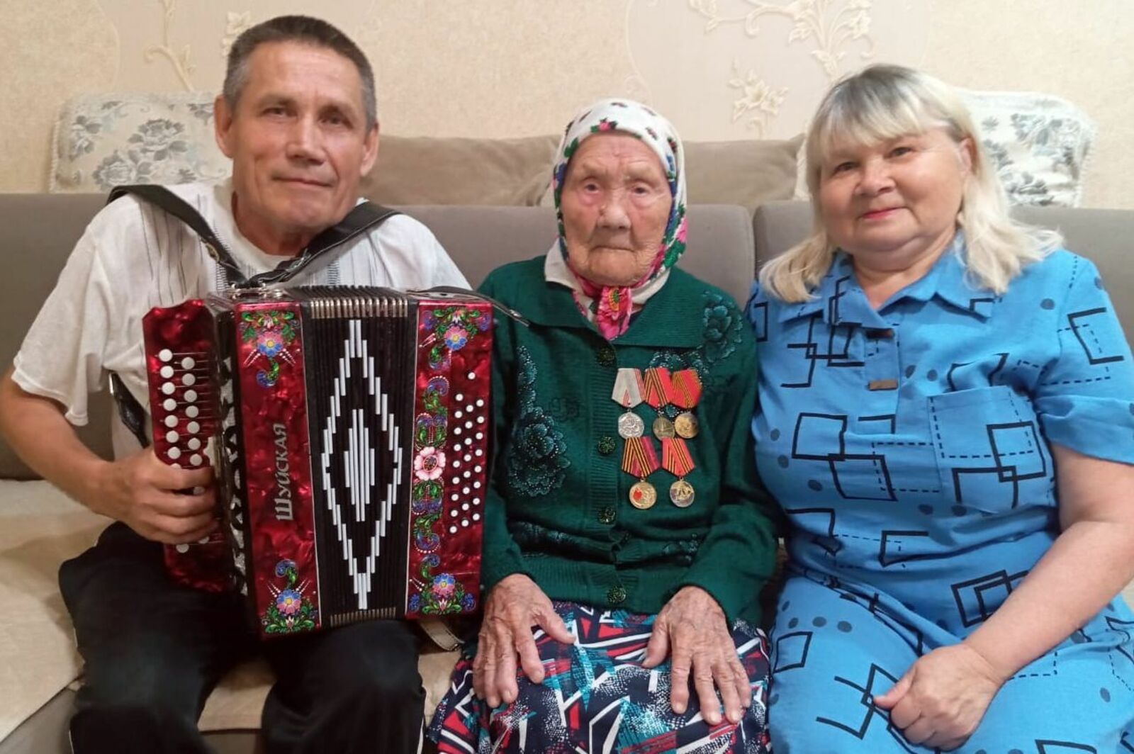 Минелбика Давлетгареева Валентина ӱдыржӧ да Альберт веҥыж дене пырля. Авторын фотожо.