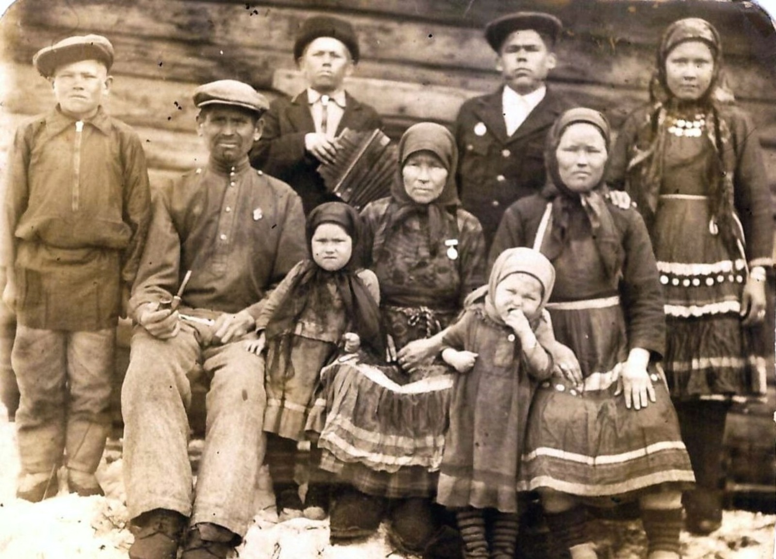 Анна ден Эслай Искаковмыт икшывышт коклаште: самырык мужыр Саскавий ден Михаил Ислаевмыт (кокымшо радамыште шогат), гармонь дене Илья эргышт, ачаж воктене Петр эргышт шога, ава-ача коклаште эн изи Елена ӱдырышт верланен, ава воктене кугурак Алина ӱдырышт шинча, тудын воктенже Настя ӱдыржӧ шога. 1945 ий 7 апрель. Еш архив гыч налме фото-влак.