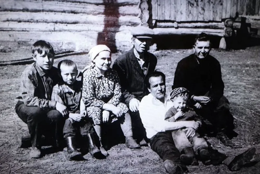 Сергей Семёнов (пурлаште тӱрыштӧ) Пураял гыч родыжо унала толмо годым. 1968 ий. Еш архив гыч налме фото.