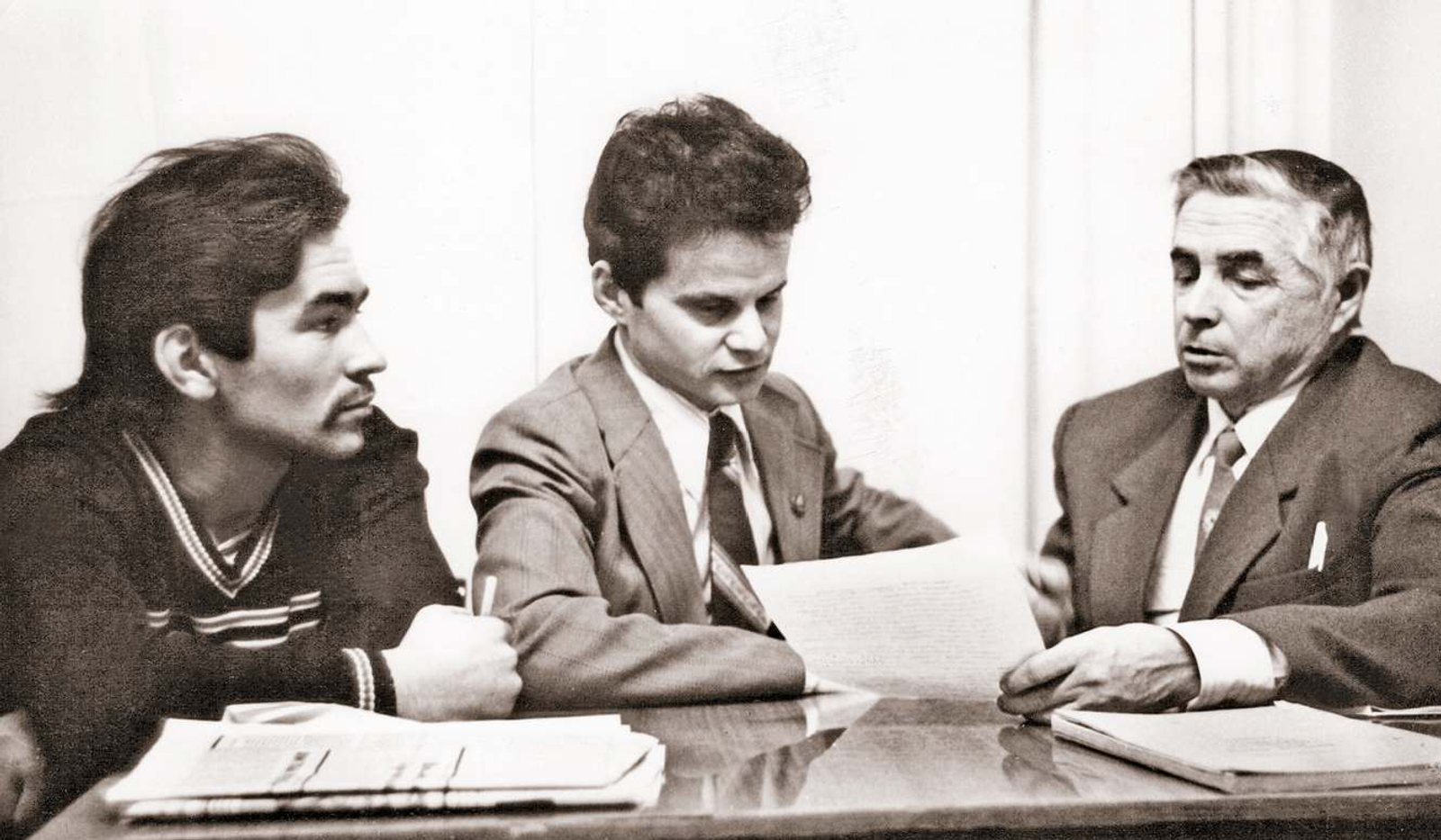 Газет лекме деч ончыч  литкружок пашам ыштен. «Чолман» творческий ушемын еҥже-влак Г. Айтуков, И. Губаев, И. Караев (шола гыч) сылнымут пашаштым каҥашат. Редакцийын архивше гыч налме фото.