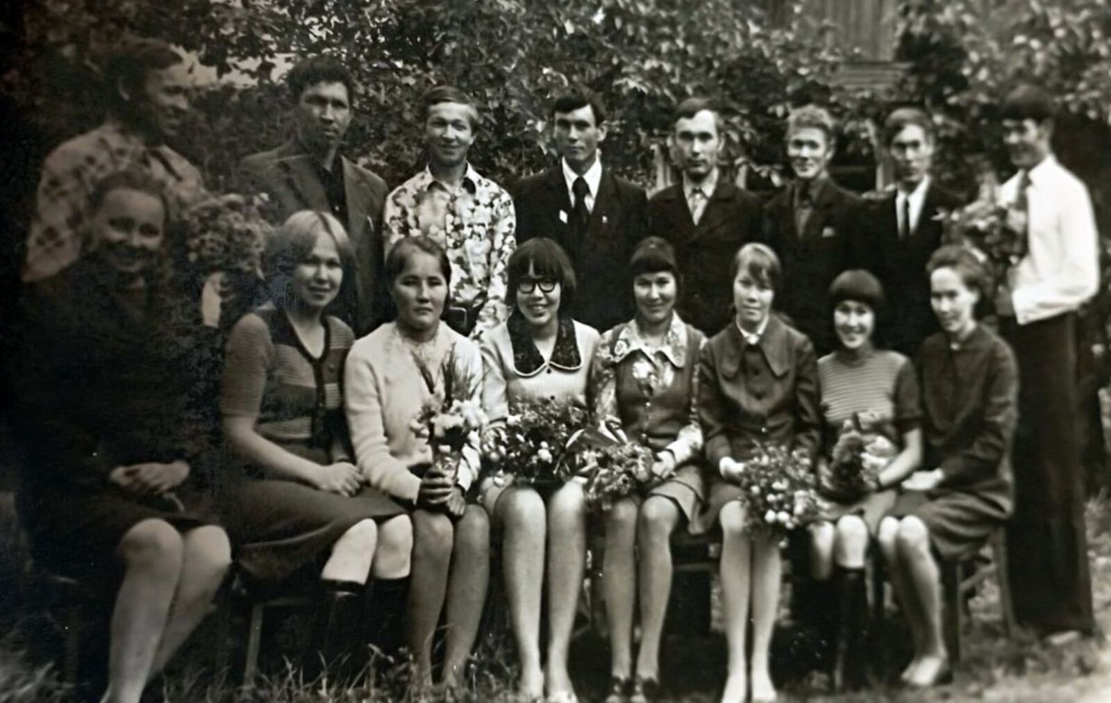 Павасола кандашияш школын туныктышо коллективше. 1970 ийла мучаш. М.А. Мадиярова ончыл радамыште шола гыч икымше. Ш.М. Мадияров шеҥгел радамыште пурла гыч кокымшо. Еш архив гыч налме фото.