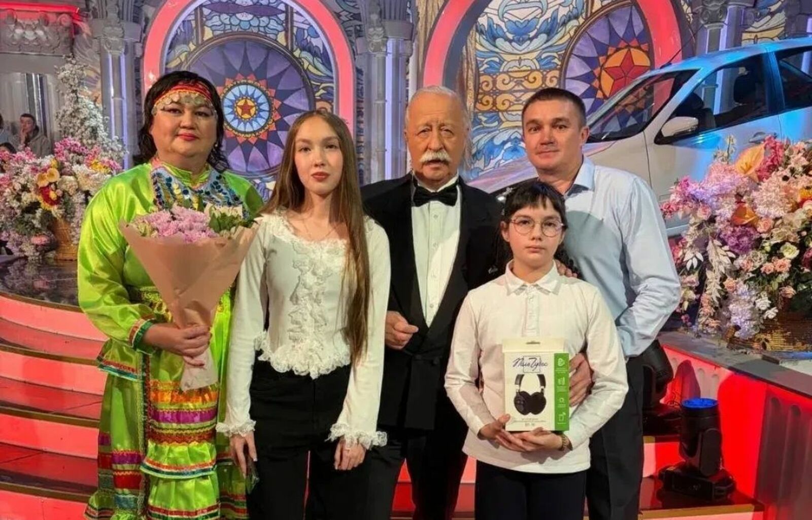 Алена Яныбаева, Сергей пелашыже, Дарья, Полина ӱдырышт да Леонид Якубович «Юзо пасу» телепередачын студийыштыже.