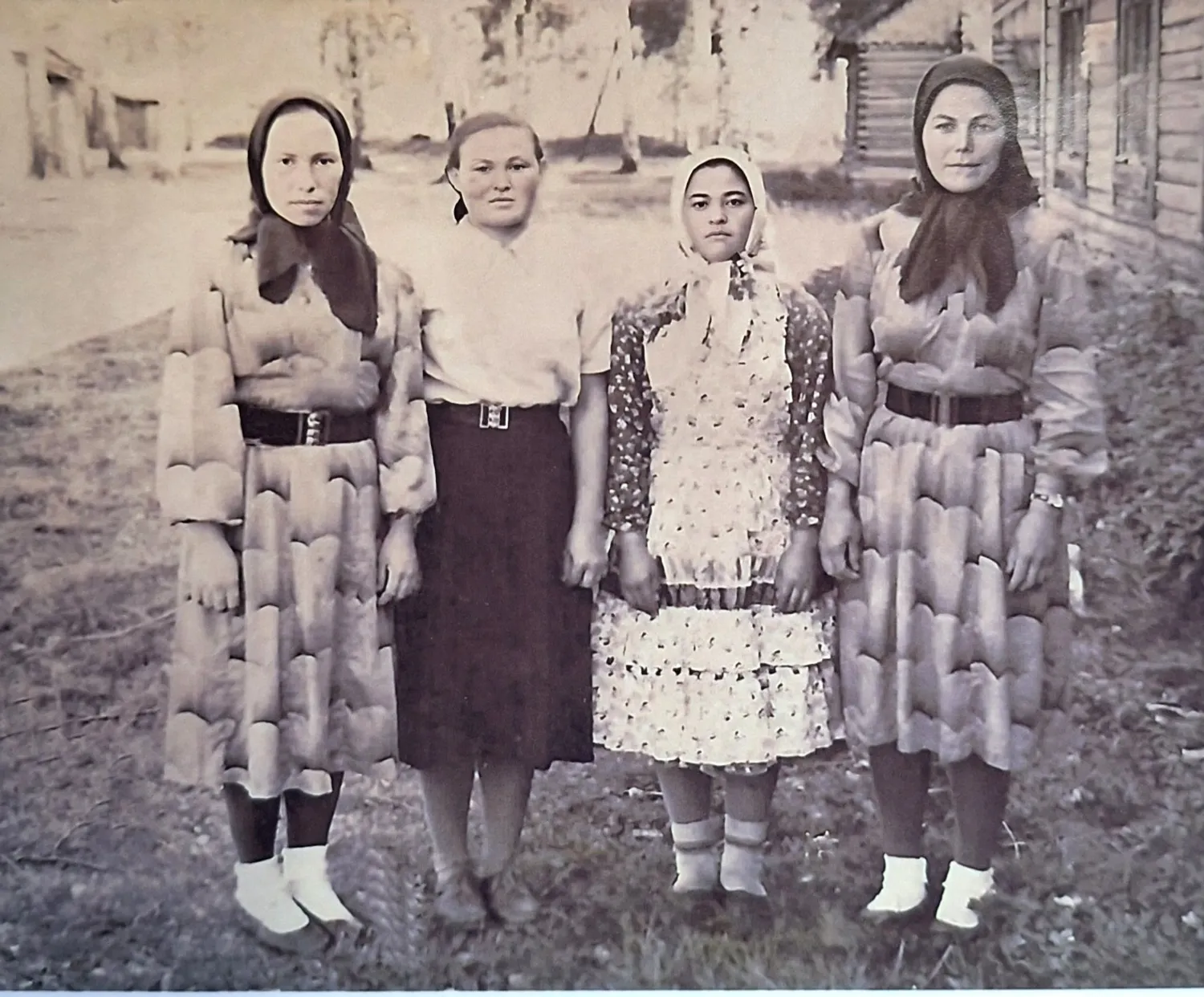 Чарлак ÿдыр-влак Раиса, Нина, Гÿлбий, Елена. Авторын колтымо фото-влак.