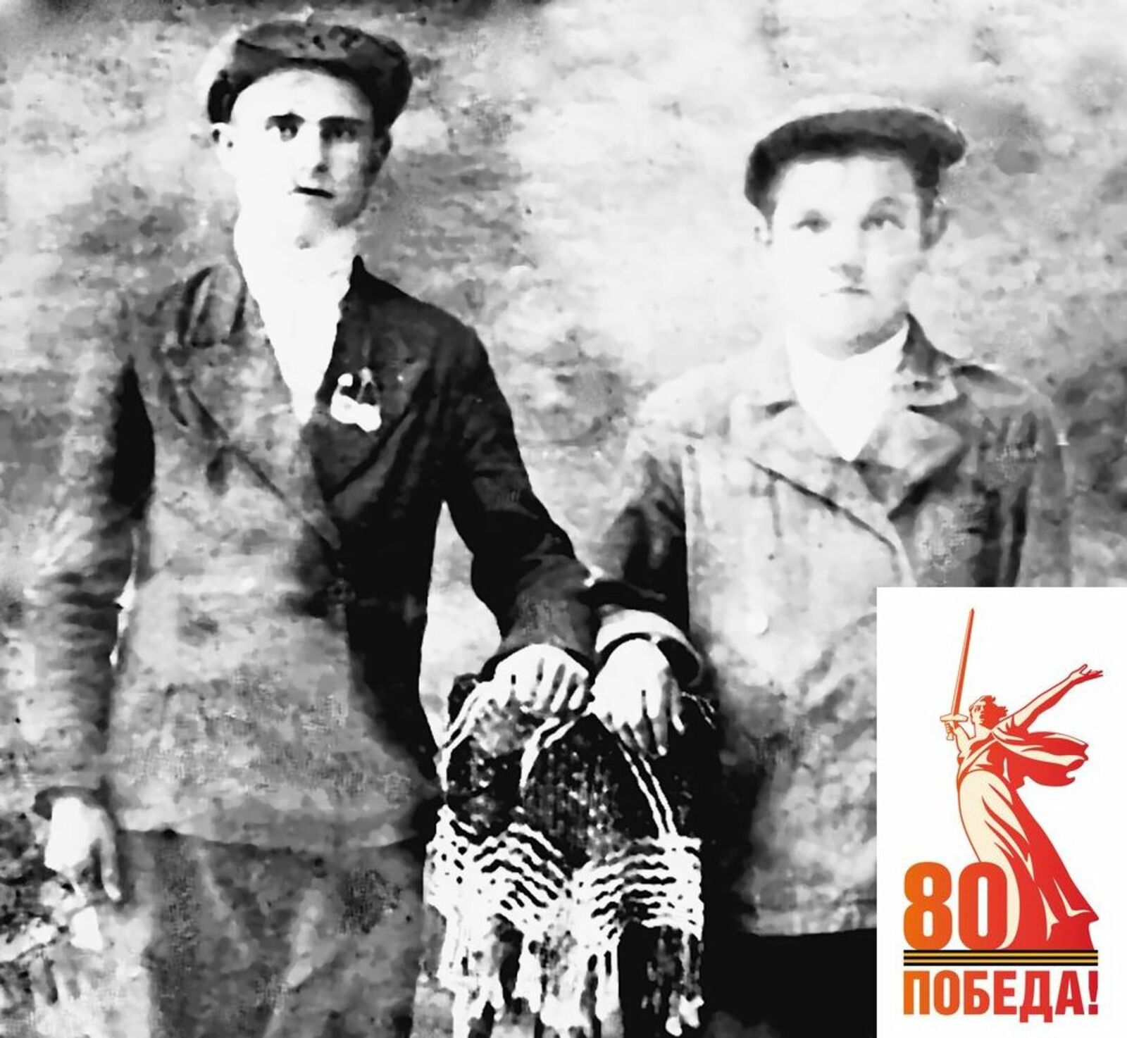 Сергей Семёнов (шолаште) да Иксан Исанов комбайнёр-влакым ямдылыме курсышто тунеммышт годым. 1940-1941 ийла. Еш архив гыч налме фото.