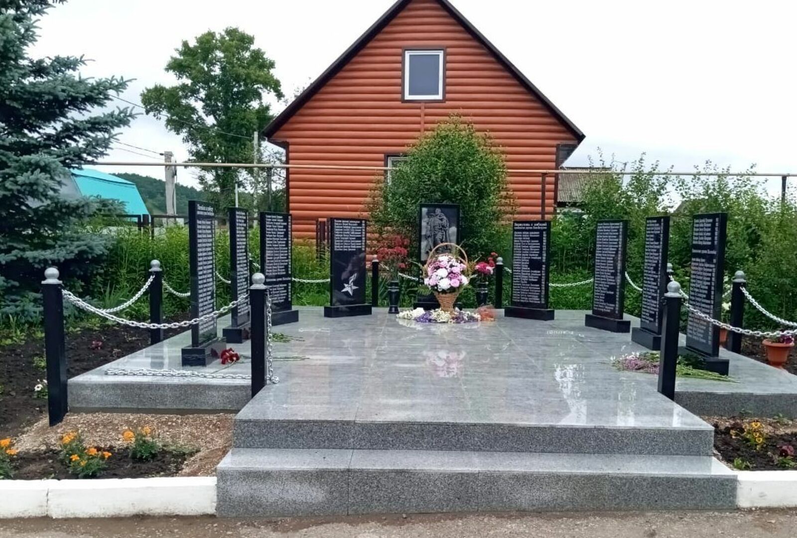 Усолаште Кугу Ачамланде сарыште кредалше-влаклан мемориал-памятник. Авторын фотожо-влак.