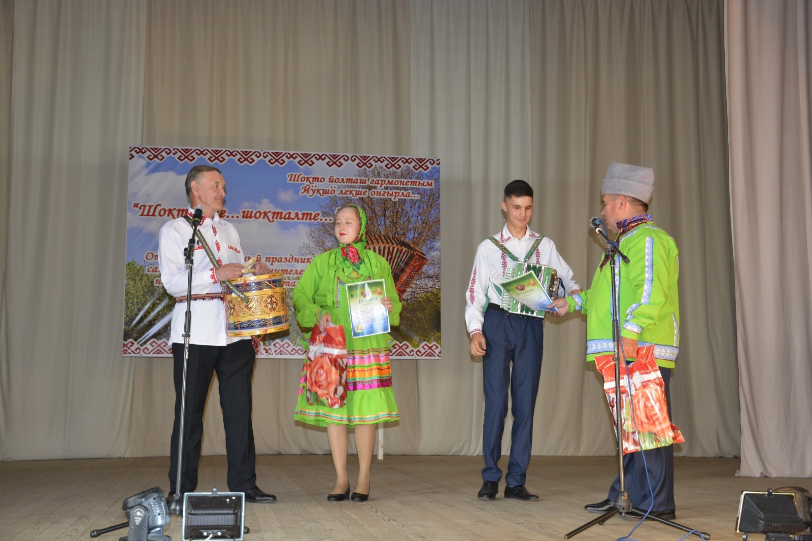 Пайрем оза-влак В. Хамитов да Д. Хамитова Родион Нямиков (Корак ял) ден самырык музиканче Кирилл Иликаевлан (Монар ял) шарнаш кодшо пӧлекым кучыктат. Авторын фотожо-влак.