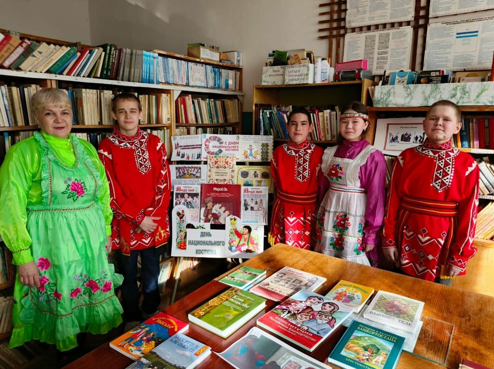 Л.М. Сайфутдинова кушкын толшо тукымымат марий калыкын тӱвыражым шымлаш, шочмо йылмым пагалаш кумылаҥда. Авторын колтымо фото-влак.