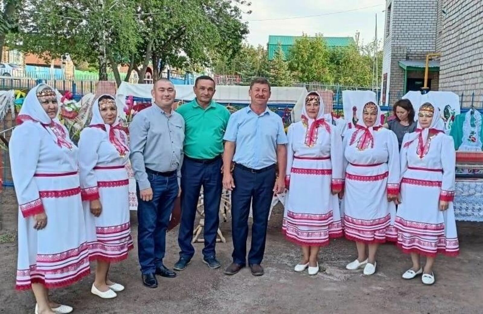 Анач ялын старостаже В.Б. Шайхулов (покшелне) «Ош Виче сем» ансамбль дене пырля. Воктенже Андреевка сельский поселенийым вуйлатыше А.М. Закиров (шолаште) ден Илиш район депутат-влак Советын секретарьже И.В. Никифоров (пурлаште) шогат.