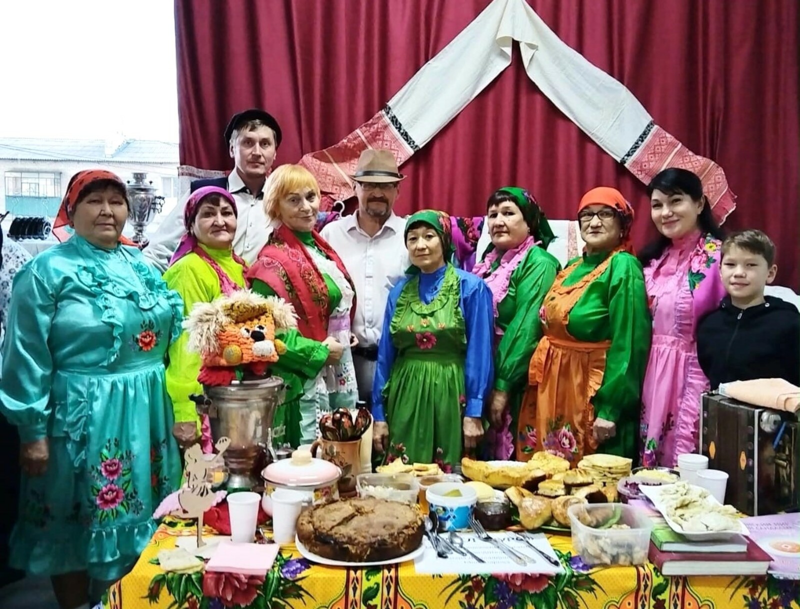 «Эрвел муро» ансамбль Марий кочкыш конкурсым эртарыме годым. Еш архив гыч налме фото.