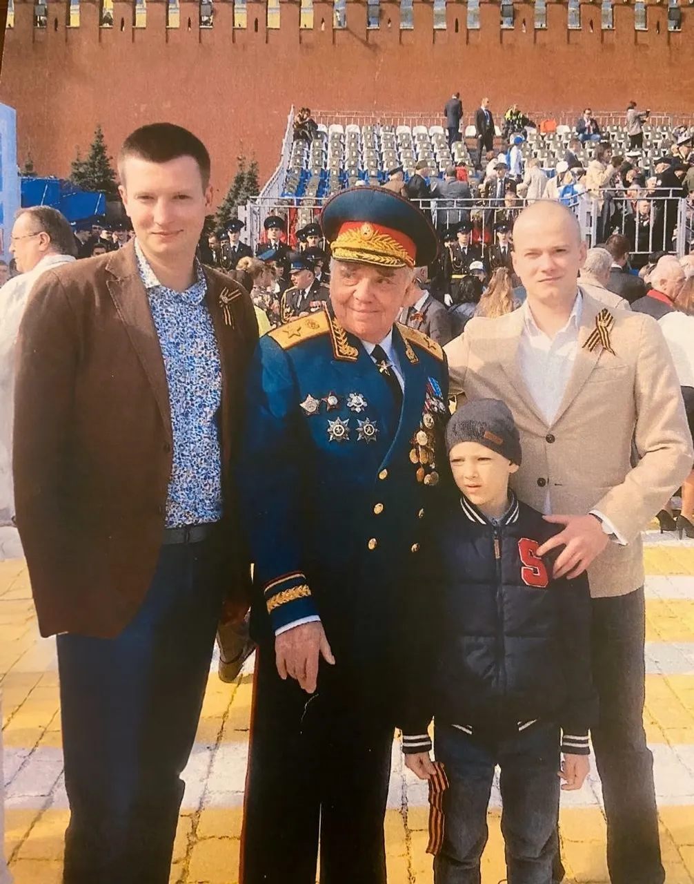 В.Н. Лобов уныкаже-влак дене пырля Москваште сеҥымаш парадыште. 2025 ий. Еш архив гыч налме фото-влак.