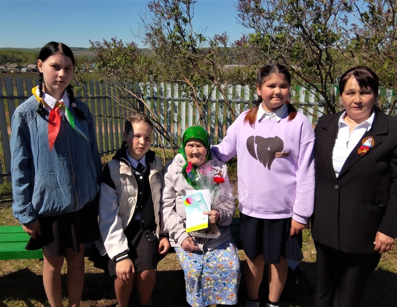 М. Давлетгареевам пайрем дене саламлат. Авторын колтымо фото.